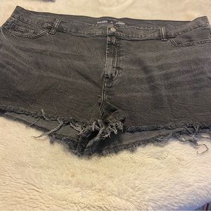 NWOT Old Navy plus size denim raw hem shorts size 24 mid-rise boyfriend